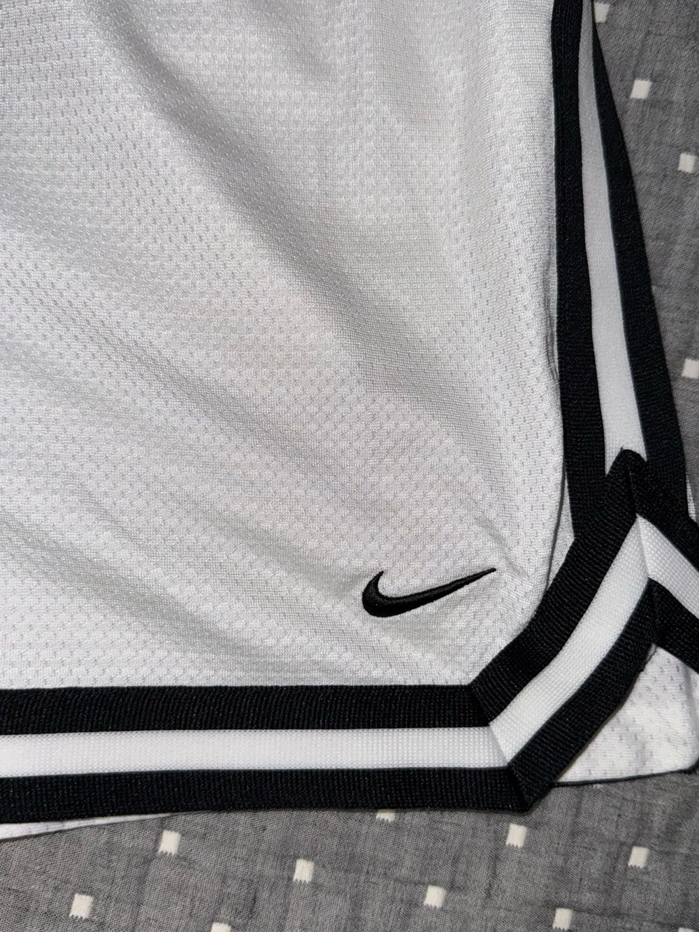 Nike Men’s White Mesh Basketball Athletic Shorts with Black Trim size Large